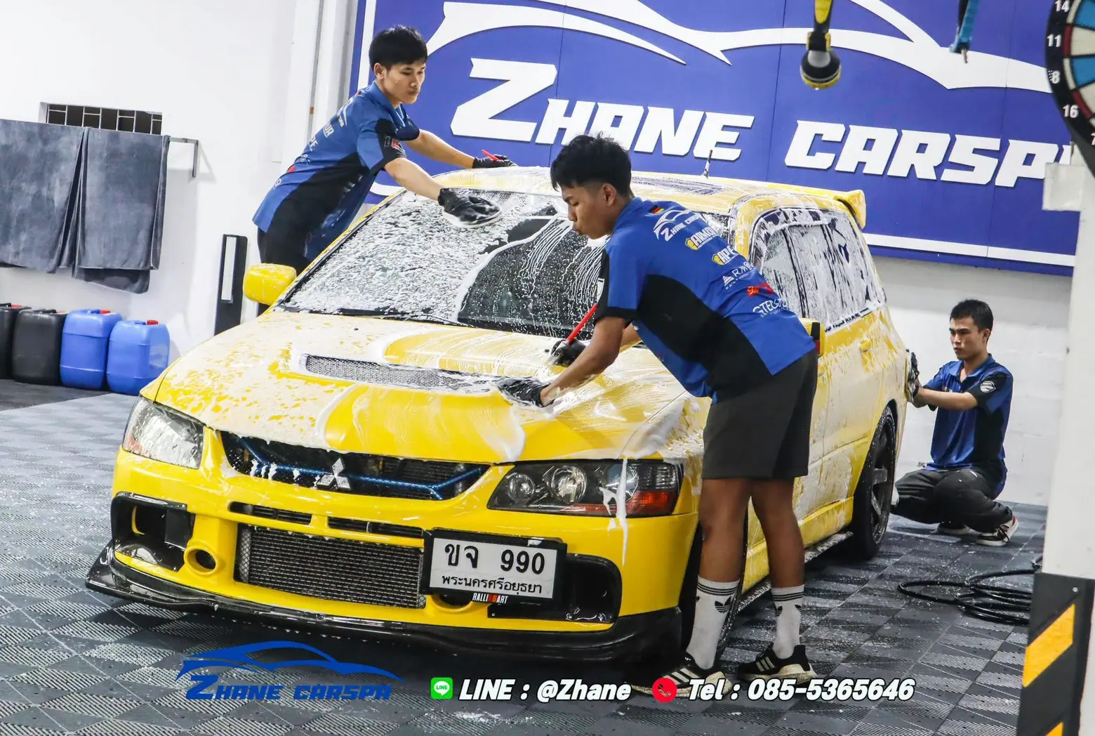 ทีมช่าง Zhane Car Spa 3 คนล้างรถ Mitsubishi Lancer Evolution สีเหลืองที่คลุมโฟมหนาทั้งคัน ในขั้นตอนล้างขจัดมลภาวะก่อนเคลือบเซรามิก