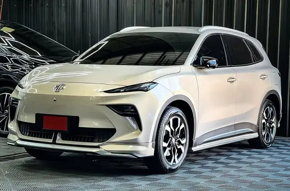 รถยนต์ไฟฟ้า MG SUV สีขาวจอดในร้าน Zhane Car Spa หลังเคลือบกราฟีน GRAPHENE HIGHGLOSS เงาเข้ม