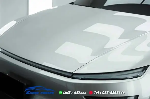 ฝากระโปรงหน้า Tesla Model YL สะท้อนเงาเหมือนกระจก หลังเตรียมผิวขั้นสูง Mirror Finish และเคลือบเรซิน