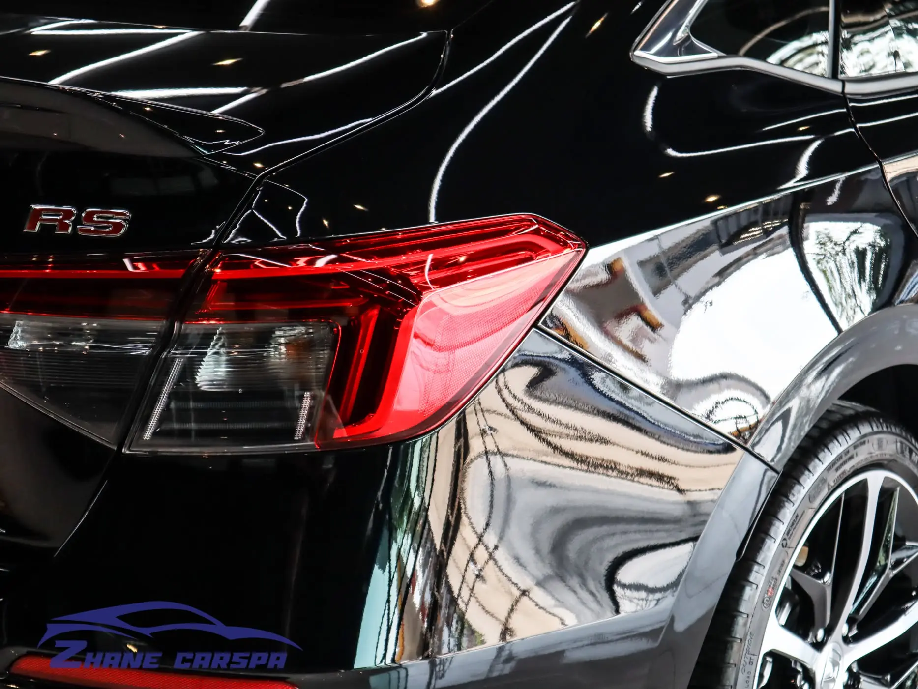ท้ายรถ Honda Civic RS สีดำป้ายแดง ไฟท้ายและตรา RS ผิวสีเงาสะท้อนเหมือนกระจกหลังเคลือบเซรามิก